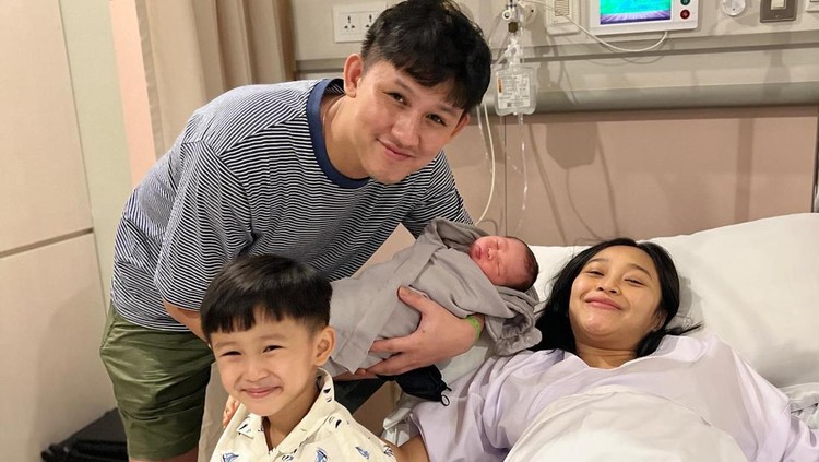 Rinni Wulandari melahirkan anak kedua Rinni Wulandari melahirkan anak kedua