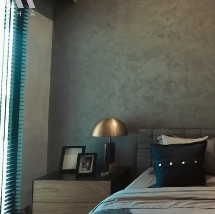 <p>Disebut Maia, rumah ini didesign oleh arsitek asing pilihan sang suami, Irwan D. Musry. Katanya, ini menjadi hadiah untuk sang istri, Bunda. Rumah ini juga menjadi hunian bagi anak-anak Maia. Sebagai tempat tinggal bersama, tentunya juga ada kamar untuk ketiga anaknya yang dibikin super nyaman. (Foto: YouTube AH)</p><p></p>