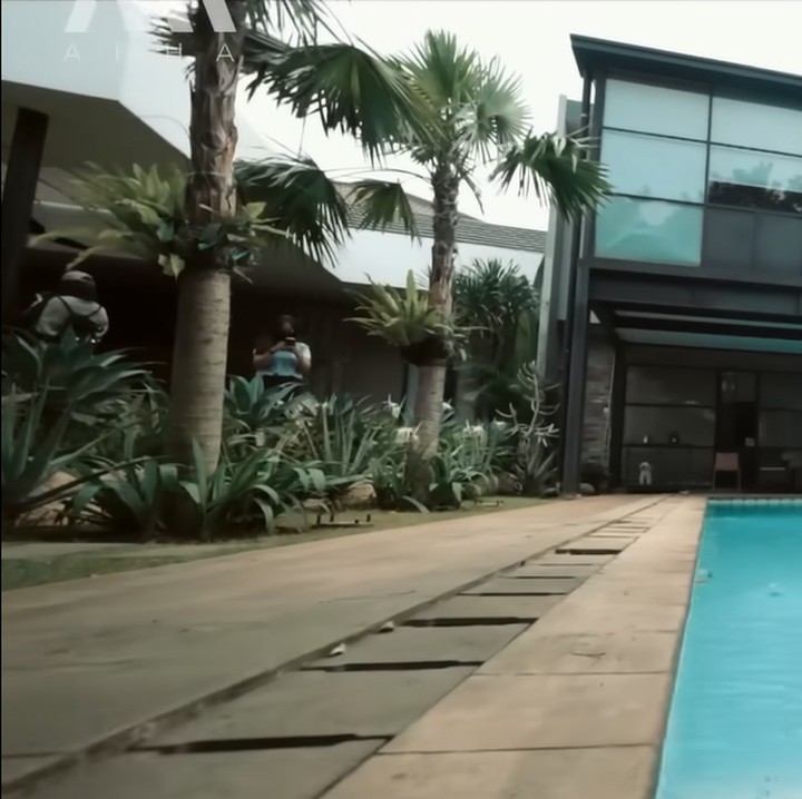 <p>Rumah mewah yang ditaksir dengan harga mencapai Rp30 miliar ini juga dilengkapi kolam renang yang dikelilingi taman. Ada area bersantai outdoor yang nyambung dengan kolam renang juga nih, Bunda. (Foto: YouTube AH)</p><p></p>