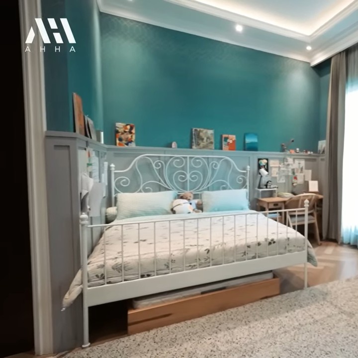 <p>Salah satu kamar anak Arie Untung juga cukup unik, Bunda. Putrinya, Aisyah Mikhaila sangat menyukai karya seni. Ia banyak menyimpan lukisan hingga piringan hitam di dinding kamar. (Foto: YouTube AH)</p>
