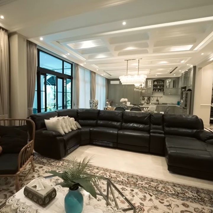 <p>Rumah Arie Untung juga memiliki ruang keluarga yang sangat luas. Sofa lebar berwarna hitam menjadi pusat perhatian di ruangan ini. (Foto: YouTube AH)</p>