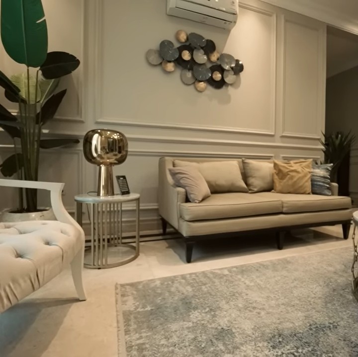 <p>Ketika memasuki rumah, nuansa mewah bak lobi hotel sudah menyapa sejak ruang pertama di hunian itu. Arie mengaku, sang istri banyak berperan dalam merancang dekorasi dan gaya interior rumah mereka. (Foto: YouTube AH)</p>