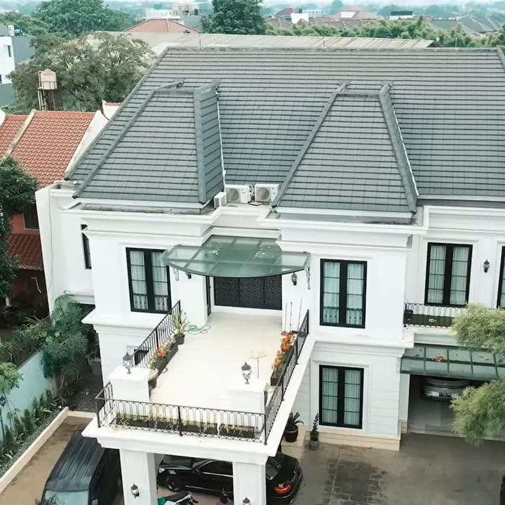 <p>Presenter Arie Untung memiliki sebuah rumah mewah yang dihuni sejak 2016 lalu. Pada 2019, rumah ini direnovasi hingga menjadi lebih megah. (Foto: YouTube AH)</p>