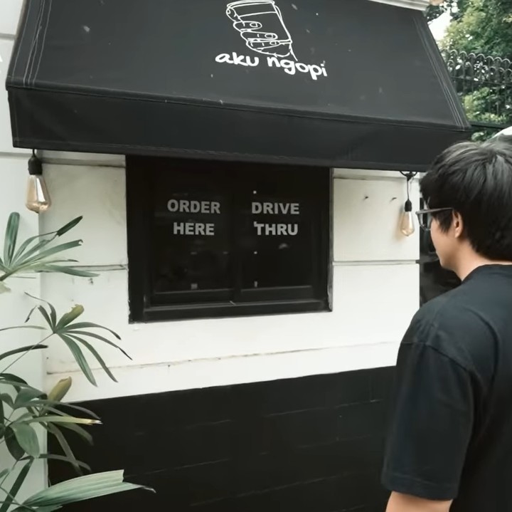 <p>Rumah Arie Untung punya keunikan tersendiri, nih. Di pekarangan rumah, terdapat kedai kopi yang melayani pesanan secara drive thru. Ini merupakan ide sang istri, Fenita Arie di masa pandemi. "Pas pandemi kita ada kedai kopi di Mampang tutup kan. Tiba-tiba banyak tukang ngerjain ini. Kata bini gue, buka kopi di rumah," cerita Arie. (Foto: YouTube AH)</p>