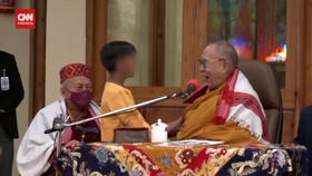 VIDEO: Dalai Lama Minta Maaf Soal Video Cium Anak Di India
