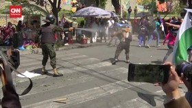 VIDEO: Guru di Bolivia Bentrok Dengan Polisi Saat Berunjuk Rasa