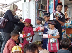 Tim berbuatbaik.id Bagi-bagi Alat Salat untuk Anak-anak Nelayan