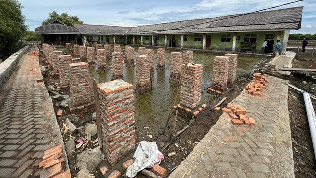 Madrasah Ibtidaiyah (MI) Mansya'ul Huda di Muara Mati, Kabupaten Bekasi, Jawa Barat membutuhkan bantuan agar sekolah menjadi lebih layak dan nyaman.