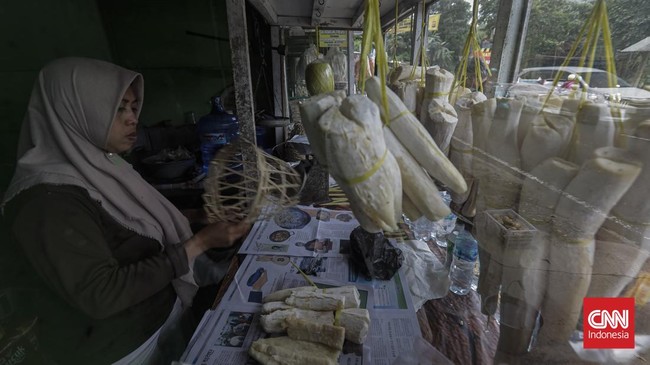 Di antara sisi positif pembangunan Tol Cisumdawu, terungkap cerita getir sejumlah masyarakat kecil. Cerita dari pedagang ubi di Jalan Raya Cadas Pangeran.