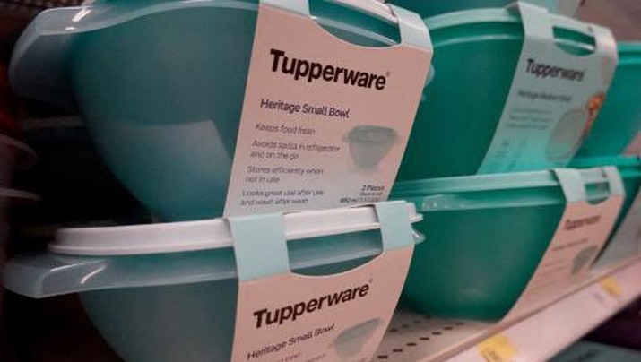 CHICAGO, ILLINOIS - APRIL 10: Tupperware products are offered for sale at a retail store on April 10, 2023 in Chicago, Illinois. Tupperware stock closed down nearly 50 percent today after the company warned that it may go out of business.   Scott Olson/Getty Images/AFP (Photo by SCOTT OLSON / GETTY IMAGES NORTH AMERICA / Getty Images via AFP)