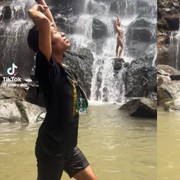 Viral Pemandu Wisata di Bali Arahkan Turis untuk Berpose Ciamik di Depan Air Terjun, Netizen: Sangat Berdedikasi!