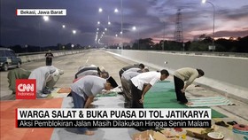 VIDEO: Warga Salat & Buka Puasa di Tengah Jalan Tol Jatikarya