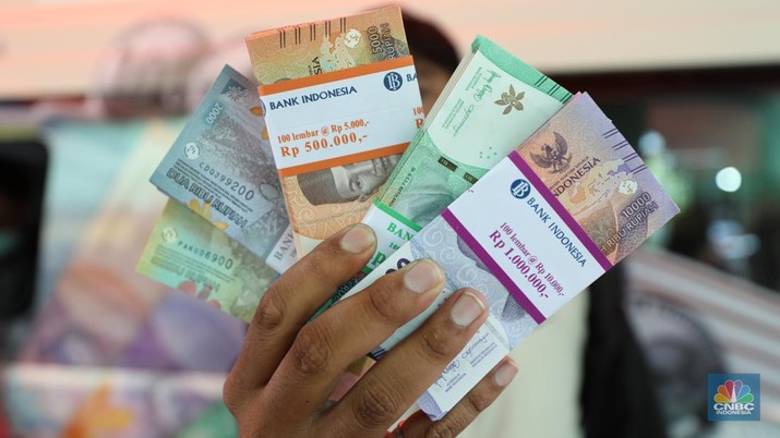 Warga menukarkan pecahan uang baru di mobil kas keliling Bank Indonesia (BI) di Pasar Palmerah, Jakarta, Selasa (11/4/2023). (CNBC Indonesia/Tri Susilo)