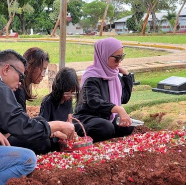 Abdel Achrian Berusaha Kuat Ziarah ke Makam Sang Putri di Momen Lebaran