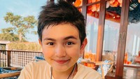<p>Netizen memuji wajah Abang Q yang tampan seperti sang ayah. "Wajah Ayah nya bangetss," tutur akun @ow_ol****. (Foto: Instagram @carissa_puteri)<br /><br /><br /></p>