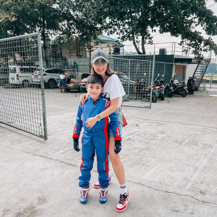 <p>Abang Q terhitung sebagai anak yang aktif nih, Bunda. Carissa Putri turut sering menunjukkan aktivitas sang putra, salah satunya ketika balapan gokart. (Foto: Instagram @carissa_puteri)<br /><br /><br /></p>
