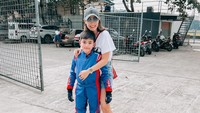 <p>Abang Q terhitung sebagai anak yang aktif nih, Bunda. Carissa Putri turut sering menunjukkan aktivitas sang putra, salah satunya ketika balapan gokart. (Foto: Instagram @carissa_puteri)<br /><br /><br /></p>
