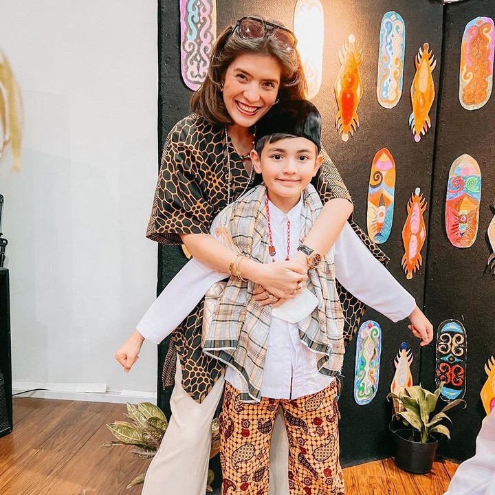 <p>Tak hanya di luar sekolah, Abang Q juga aktif di tempat ia menuntut ilmu, nih. Berikut ini potret saat Abang Q ikut dalam panggung ragam budaya Betawi di sekolahnya. Kita doakan, semoga ia tumbuh menjadi anak yang berprestasi dan membanggakan orang tuanya, ya. (Foto: Instagram @carissa_puteri)</p>
