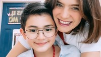 <p>Melalui media sosial Instagram, Carissa Putri kerap membagikan potret kedua putranya. Namun, Abang Q berhasil menarik perhatian publik, nih. (Foto: Instagram @carissa_puteri)<br /><br /><br /></p>