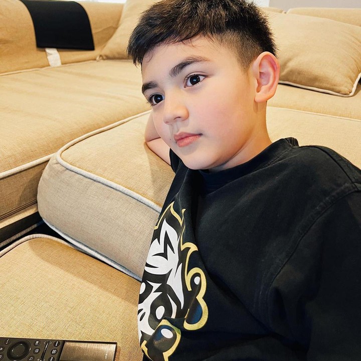 <p>Ini karena Abang Q memiliki paras yang menawan, Bunda. Melalui kolom komentar postingan sang ibunda, ia kerap mendapat pujian dari netizen, nih. (Foto: Instagram @carissa_puteri)<br /><br /><br /></p>