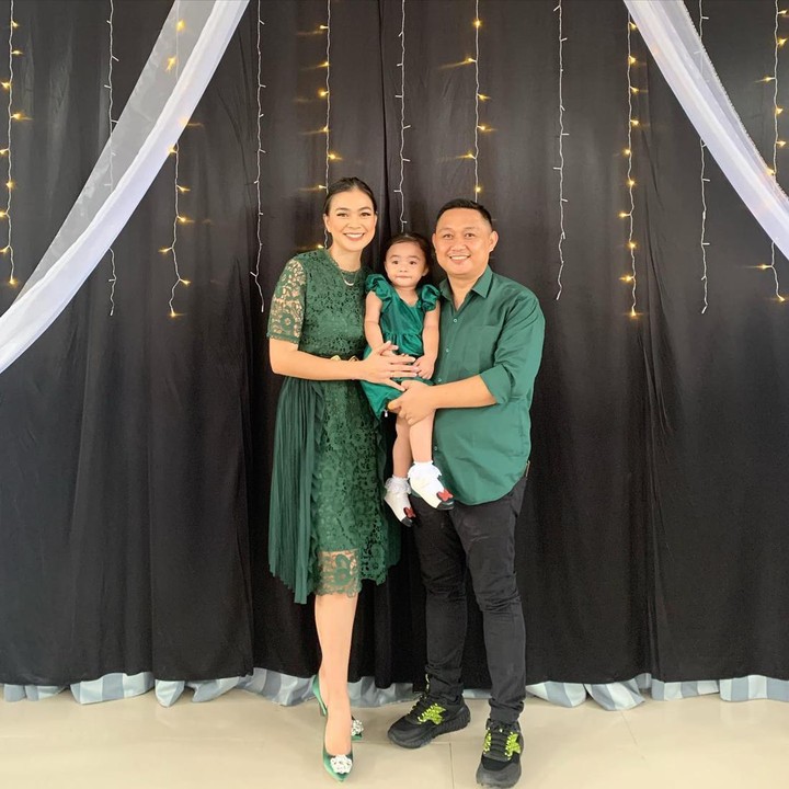 <p>Kezia Warouw mengakhiri masa lajangnya ketika dipersunting oleh pria bernama Christian Rantepadang pada 2 Septembe 2018. Sang suami merupakan perwira polisi. (Foto: Instagram @keziawarouw)</p>
