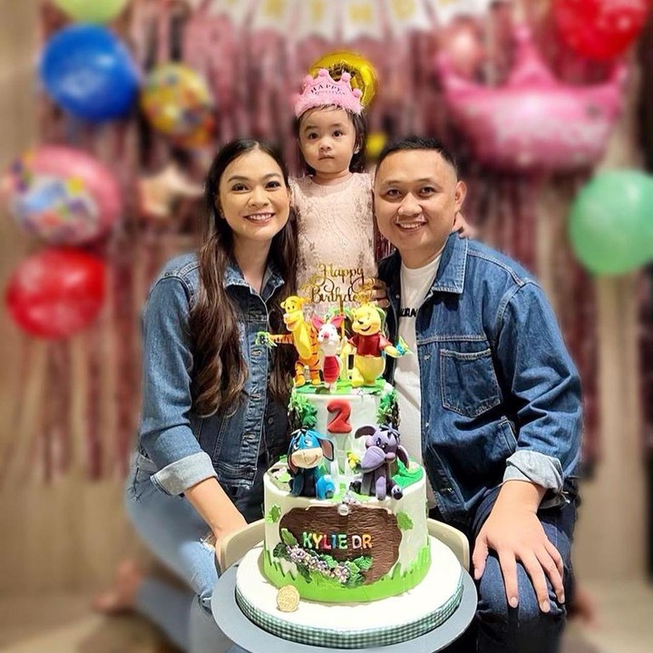 <p>Ta hanya itu, Kezia dan suami juga selalu meluangkan waktu di momen penting putri kecilnya. Seperti ketika merayakan ulang tahun Kylie pada tahun lalu. (Foto: Instagram @keziawarouw)</p>