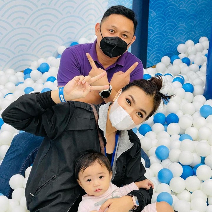 <p>Lewat media sosial, wanita kelahiran Manado itu kerap mengunggah potret keseruan bersama suami dan anak ketika sedang hangout di waktu luang. (Foto: Instagram @keziawarouw)</p>
