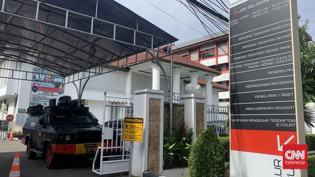 Polisi bersenjata laras panjang menjaga jalannya sidang banding mantan Kadiv Propam Polri Ferdy Sambo di Pengadilan Tinggi Jakarta.
