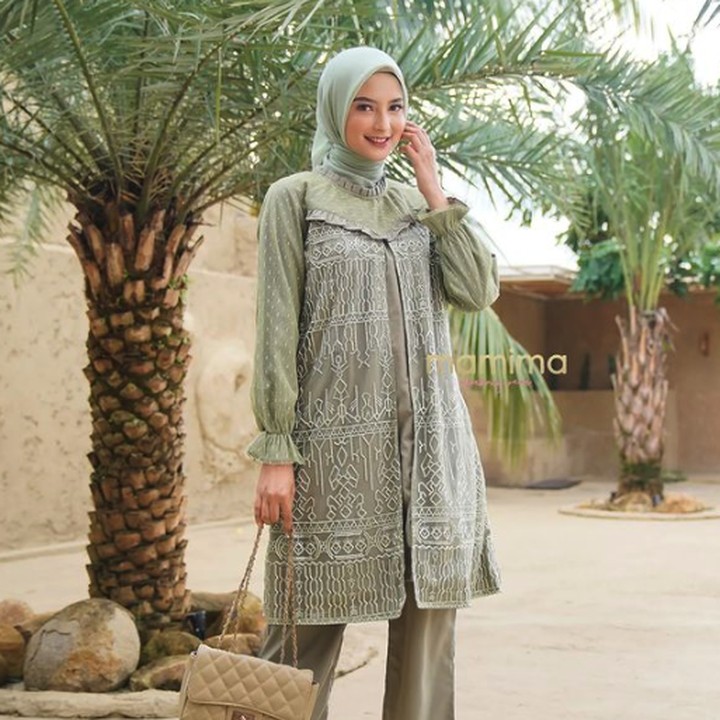<p>Bila menyukai one set tunik dan celana panjang, pilihan koleksi dengan detail tulle yang cantik bisa menjadi pilihan baju Lebaran tahun ini. Pastikan tunik dilengkapi dengan zipper atau kancing depan ya, agar lebih mudah menyusui Si Kecil. (Dok. Instagram @mamima.nursingwear)</p>