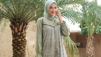 <p>Bila menyukai one set tunik dan celana panjang, pilihan koleksi dengan detail tulle yang cantik bisa menjadi pilihan baju Lebaran tahun ini. Pastikan tunik dilengkapi dengan zipper atau kancing depan ya, agar lebih mudah menyusui Si Kecil. (Dok. Instagram @mamima.nursingwear)</p>