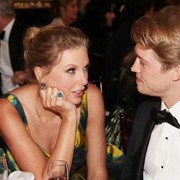 Dari Delicate sampai Lavender Haze, Ini Sederet Lagu Taylor Swift yang Terinspirasi dari Joe Alwyn