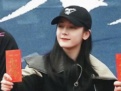 Pesona Dilraba Dilmurat Saat Umumkan Drama China Barunya Sword & Rose