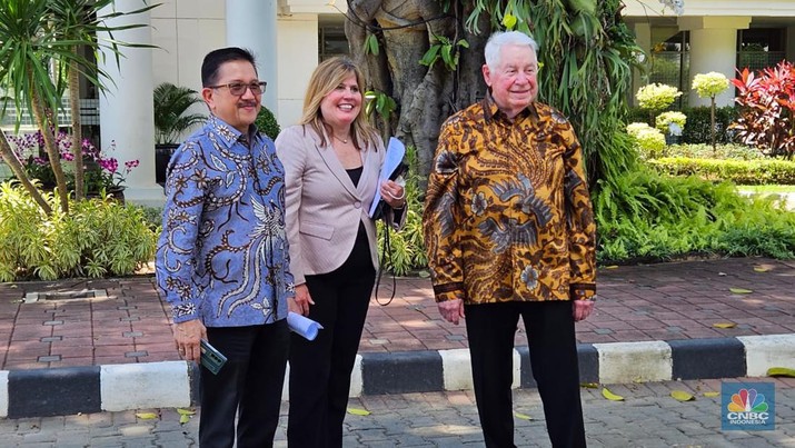 Dirut Freeport Tony Wenas dan CEO Freeport McMoRan Richard Adkerson di Istana Negara, Rabu (12/4/2023). (CNBC Indonesia/Emir Yanwardhana)