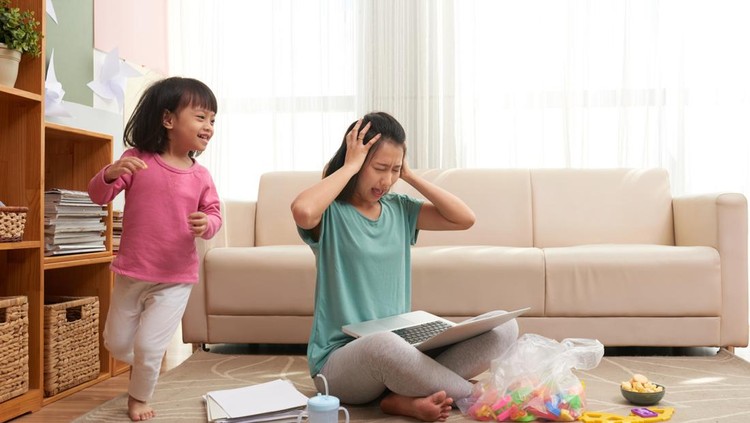 ibu marahi anak Kebiasaan orang tua yang jadi pengaruh buruk untuk anak.