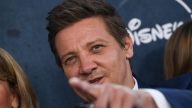 Ibu Berkelakar Ingin Bakar Kendaraan yang Celakai Jeremy Renner