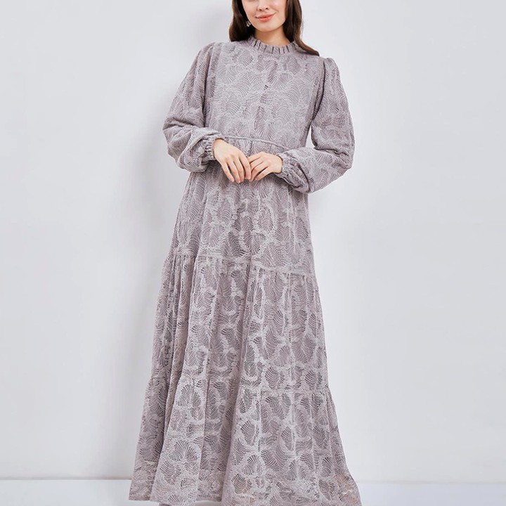 <p>Jika ingin tampil mewah saat Hari Raya, gamis brokat bisa menjadi pilihan. Pilihan warna earth tone bisa menjadi padupadan yang netral untuk Bunda yang mungkin ingin tampil simpel tapi elegan. (Dok. Instagram @nyonya_nursingwear)</p>