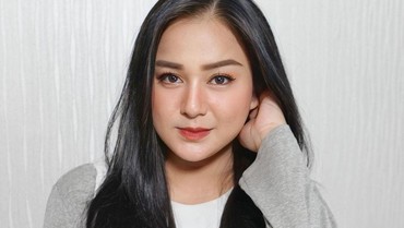 img-title 7 Potret Terbaru Juwita Bahar yang Makin Cantik & Bahagia Jadi Ibu Sambung