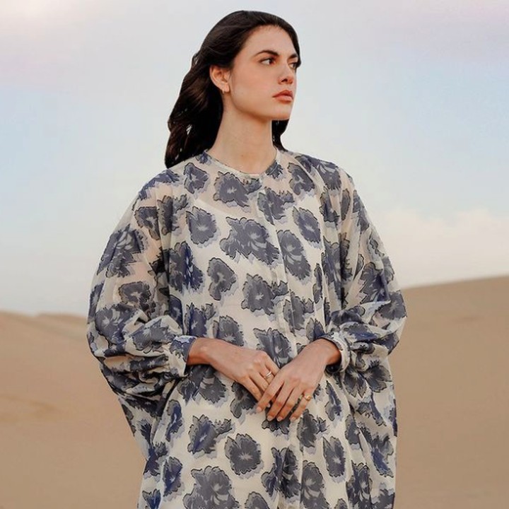 <p>Kali ini, tak ada salahnya mengenakan koleksi abaya dengan sentuhan flower printed bernuansa monokrom yang cocok digunakan sebagai baju Lebaran tahun ini. Model kancing depan bisa memudahkan Bunda untuk menyusui. Potongan loose juga bisa menyamarkan bentuk badan yang mungkin masih belum kembali normal di masa menyusui. (Dok. Instagram @benangjarum_id)</p>
