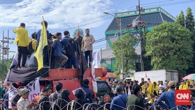 Mahasiswa Surabaya Demo DPRD Jatim Tolak Ciptaker, Paksa Telepon Puan
