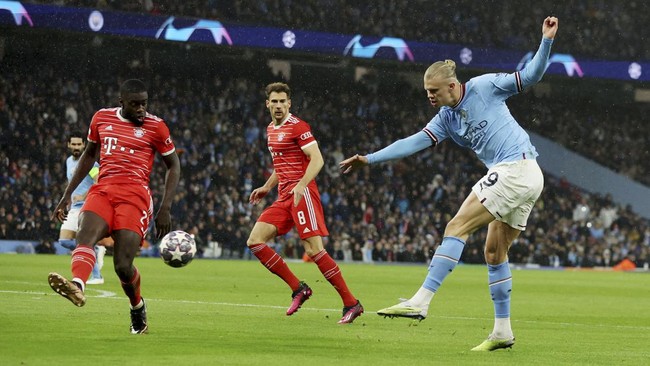 Pemain Manchester City Erling Haaland ikut andil dalam kemenangan telak 3-0 atas Bayern Munchen pada leg pertama perempat final Liga Champions.