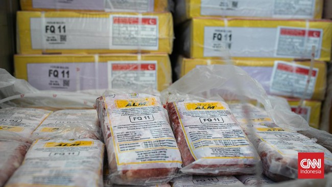 Perum Bulog mulai mendistribusikan daging kerbau beku impor ke ritel modern, dan menetapkan harga jual Rp80 ribu per kilogram (kg).
