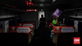 FOTO: Mudik Lebih Awal Via Kereta Api di Stasiun Gambir dan Senen
