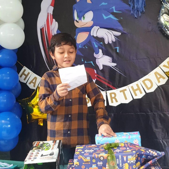 <p>Namun kini Nini dapat bernapas lebih lega, Bunda. Ini karena anaknya sudah bisa sekolah dengan mandiri. "Tapi Alhamdulillah....di usia Abang 9 tahun, ternyata Allah Ridho dg ikhtiar kita ya Bang...Abang sudah bisa sekolah dg mandiri," katanya. (Foto: Instagram @ninicarlina_real)<br /><br /><br /></p>