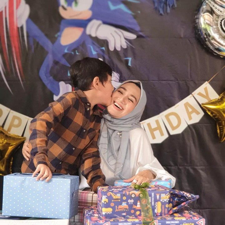 <p>Dalam kisah tersebut, ia mengingat bahwa kondisi tersebut dimulai sejak 3 tahun yang lalu. "Sekelumit cerita tentang si Abang....kalau flash back kebelakang....3 tahun yang lalu Abang msh harus didampingi Guru Khusus di sekolah...Abang masih terus rajin Therapy untuk memperbaiki Fokus dan Sensory Abang," tuturnya. (Foto: Instagram @ninicarlina_real)<br /><br /><br /></p>