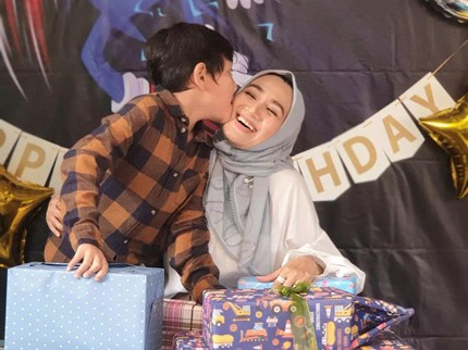 Lama Menghilang, Ini 7 Potret Nini Carlina yang Kini Fokus Urus Anaknya yang Berkebutuhan Khusus
