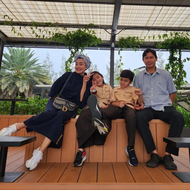 <p>Kita doakan, semoga keluarga Nini selalu sehat dan bahagia selalu, ya. (Foto: Instagram @ninicarlina_real)</p>