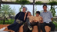 <p>Kita doakan, semoga keluarga Nini selalu sehat dan bahagia selalu, ya. (Foto: Instagram @ninicarlina_real)</p>