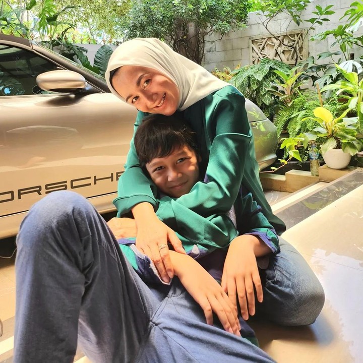 <p>Dari postingan tersebut, ia menceritakan bahwa anaknya divonis sebagai penyandang Social Communication Disorder dengan autisme ringan. Oleh karena itu, Chiro harus rajin terapi. (Foto: Instagram @ninicarlina_real)<br /><br /><br /></p>