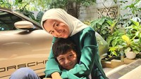 <p>Dari postingan tersebut, ia menceritakan bahwa anaknya divonis sebagai penyandang Social Communication Disorder dengan autisme ringan. Oleh karena itu, Chiro harus rajin terapi. (Foto: Instagram @ninicarlina_real)<br /><br /><br /></p>