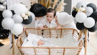 <p>Dinda Hauw dan Rey Mbayang kerap mengunggah kebersamaan Shaka dan Kaba. Keduanya sangat akrab dan kompak, lho. Gemes banget, ya. (Foto: Instagram: @dindahw)</p>